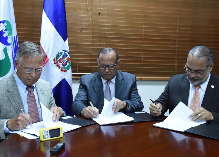 De izquierda a derecha los doctores Alex Hanneberg, Nelson Rodríguez Monegro y Anulfo López durante la firma del Memorando de Entendimiento