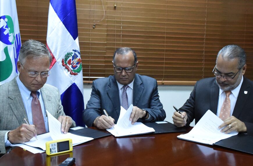 De izquierda a derecha los doctores Alex Hanneberg, Nelson Rodríguez Monegro y Anulfo López durante la firma del Memorando de Entendimiento