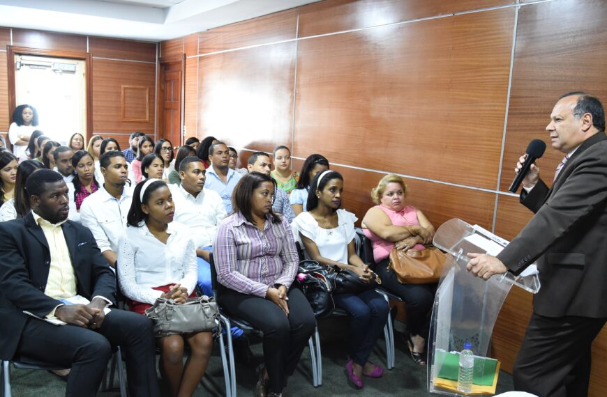 Nelson Rodríguez Monegro en el acto de nombramiento a 60 médicos pasantes de Ley que reforzarán los centros de Atención Primaria.