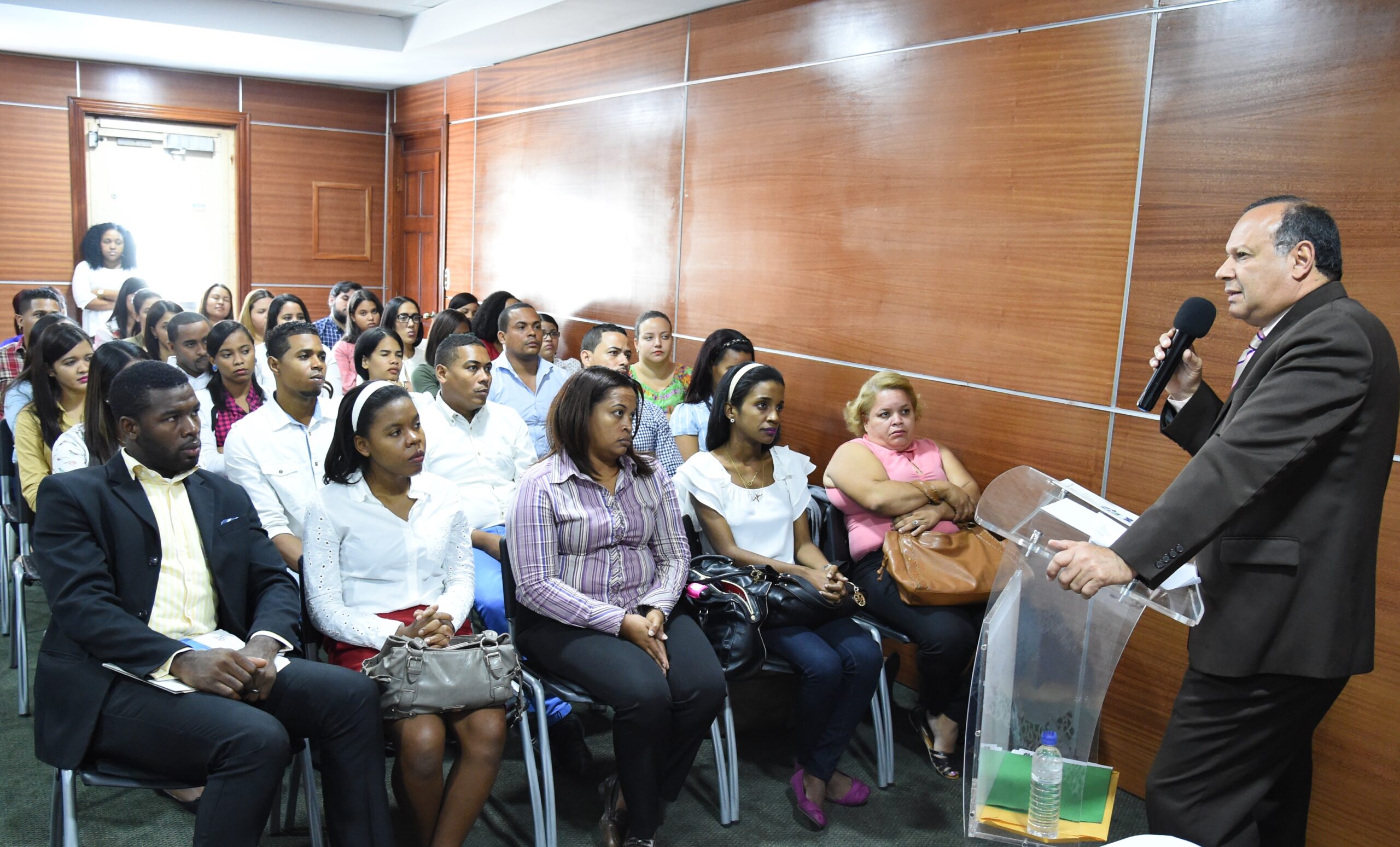 Nelson Rodríguez Monegro en el acto de nombramiento a 60 médicos pasantes de Ley que reforzarán los centros de Atención Primaria.