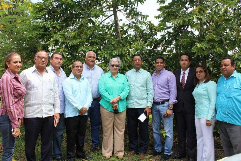  La comitiva que visitó el Centro de Atención en Salud Mental que será inaugurado en Salcedo, figuran entre otros, los doctores Altagracia Guzmán Marcelino, Nelson Rodríguez Monegro, Jaime David Fernández Mirabal  y Ángel Federico Garabot.