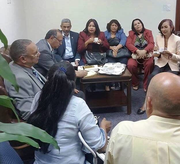 Titular SNS aborda permanencia gremios del IDSS con sus representantes