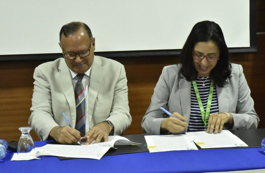 El Servicio Nacional de Salud y Society for Family Health Dominican Republic firman acuerdo