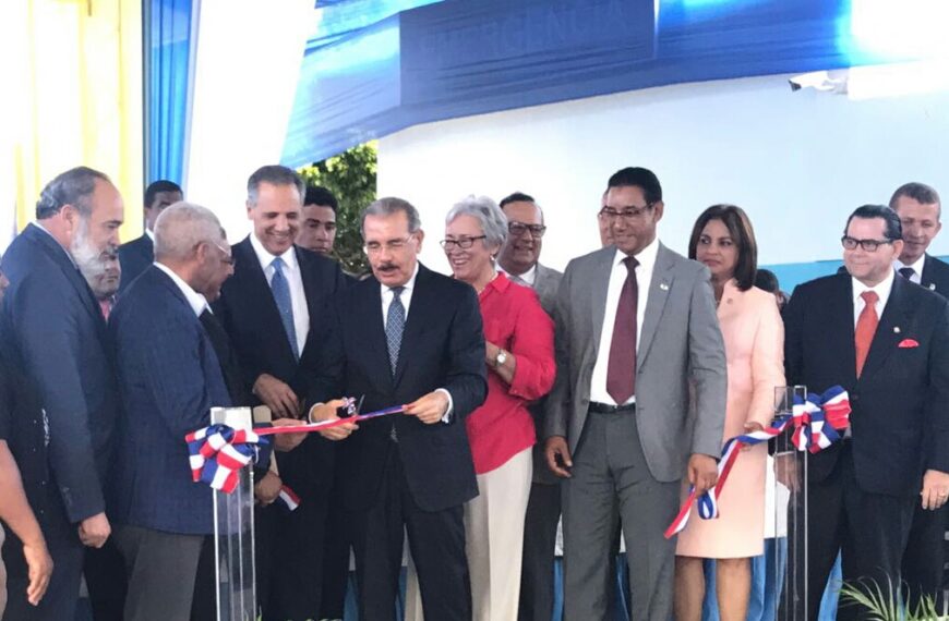 El presidente inaugura hospitales de Castillo y Villa Riva