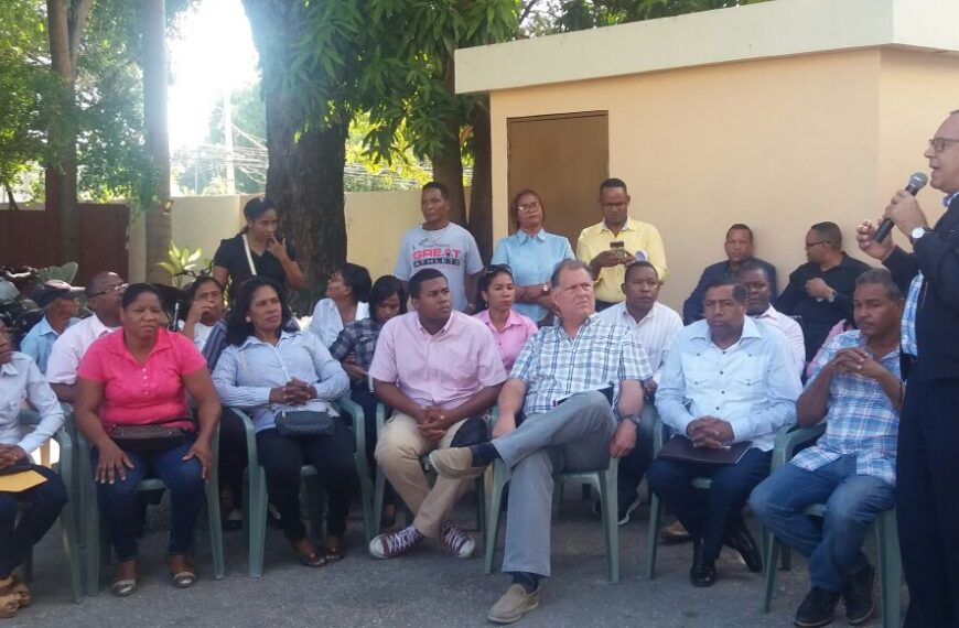 Titular SNS se reúne con líderes comunitarios de Neiba para abordar situación hospital San Bartolomé