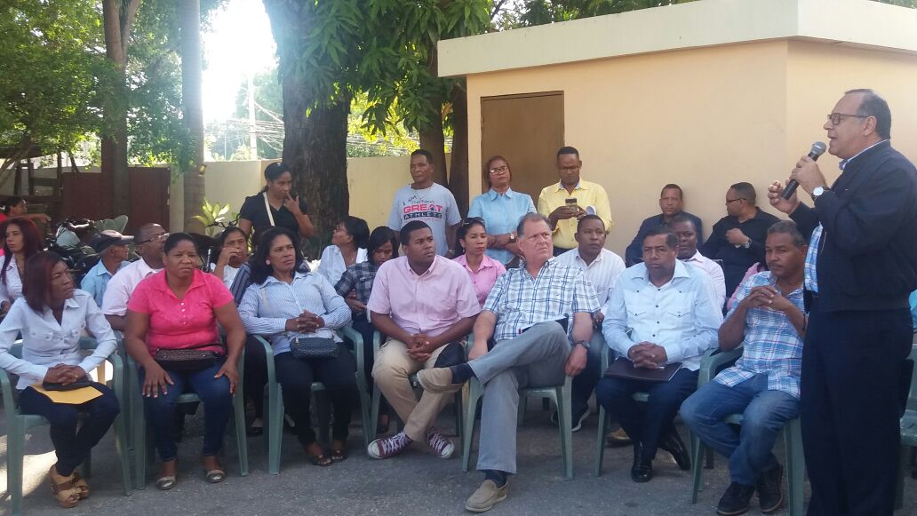 Lee más sobre el artículo Titular SNS se reúne con líderes comunitarios de Neiba para abordar situación hospital San Bartolomé