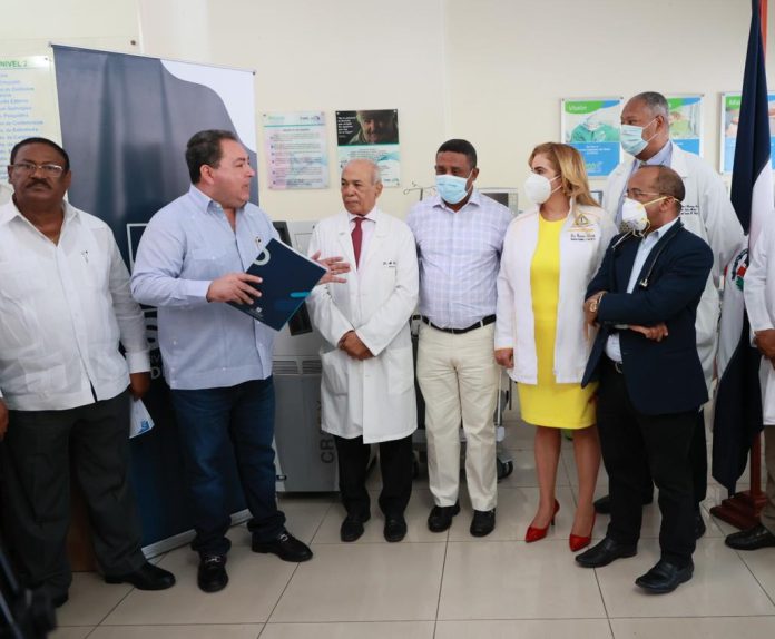 SNS entrega más de RD$15 millones en equipos al Hospital Salvador B.…