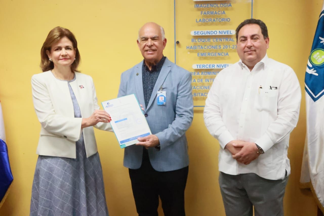 Lee más sobre el artículo Vicepresidenta recibe certificado garantía reparación de techos y otras obras en Hospital Darío Contreras