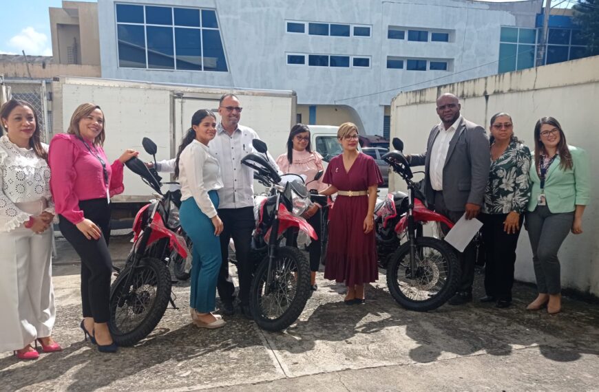 SNS entrega seis motocicletas y equipos tecnológicos a los SRS para fortalecer Programas de Tuberculosis y VIH/SIDA