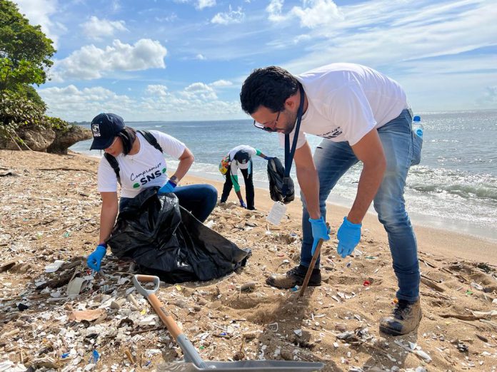Lee más sobre el artículo SNS realiza jornada de limpieza playa en Güibia