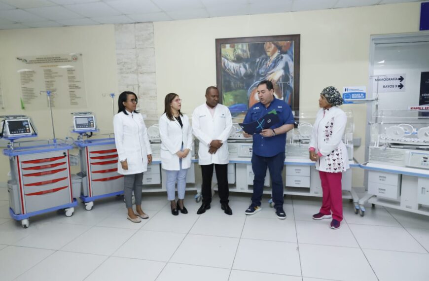 SNS entrega más de RD$18 millones en equipos a hospitales de Santo Domingo