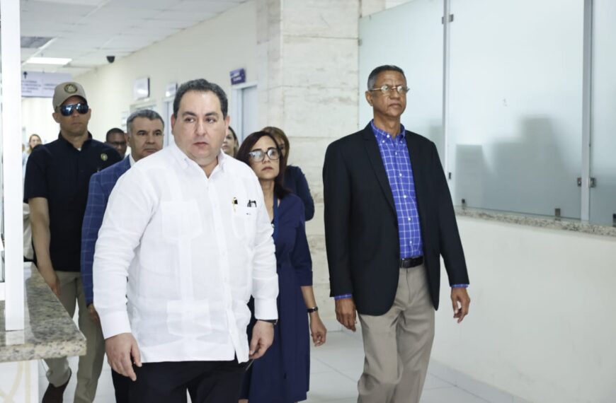 Director del SNS inspecciona Hospital de Los Mina