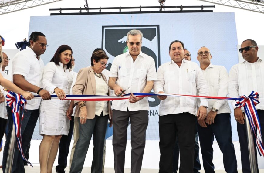 Presidente Abinader entrega remozado Hospital Villa Tapia