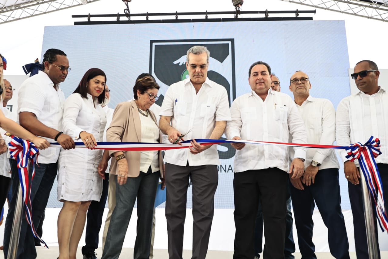 Lee más sobre el artículo Presidente Abinader entrega remozado Hospital Villa Tapia