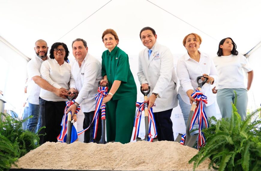 Vicepresidenta Raquel Peña deja iniciada construcción unidades hemodiálisis y pie diabético en hospital de Neiba