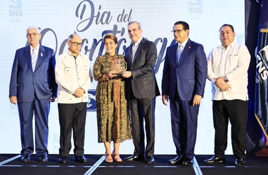 Presidente Abinader encabeza acto de reconocimiento a odontólogos por eficiencia servicios de salud oral