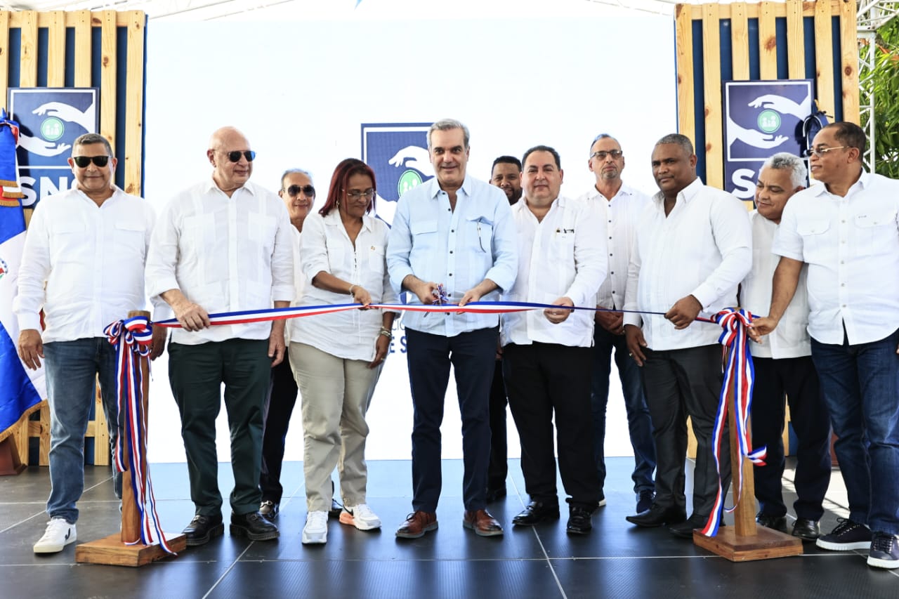 Lee más sobre el artículo Presidente Abinader entrega Hospital Leopoldo Pou y Centro Primer Nivel en Samaná