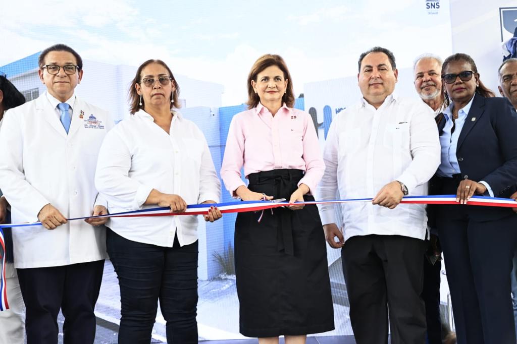 Lee más sobre el artículo Vicepresidenta Raquel Peña entrega Emergencia y remozamiento general en tres hospitales de San Cristóbal