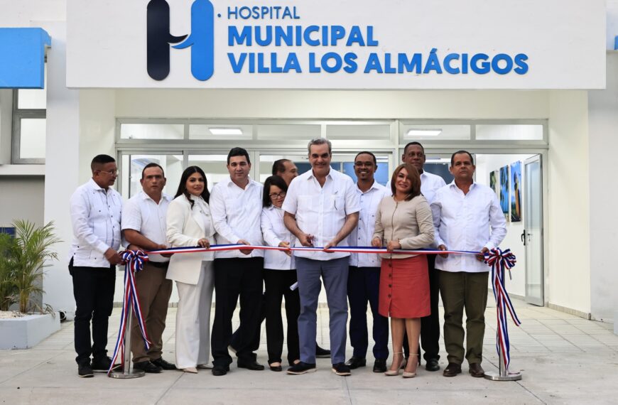 Presidente Abinader entrega remozado Hospital Villa Los Almácigos