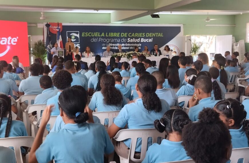 Programa bucal del SNS entrega más de 600 niños libres de caries en Santo Domingo Este