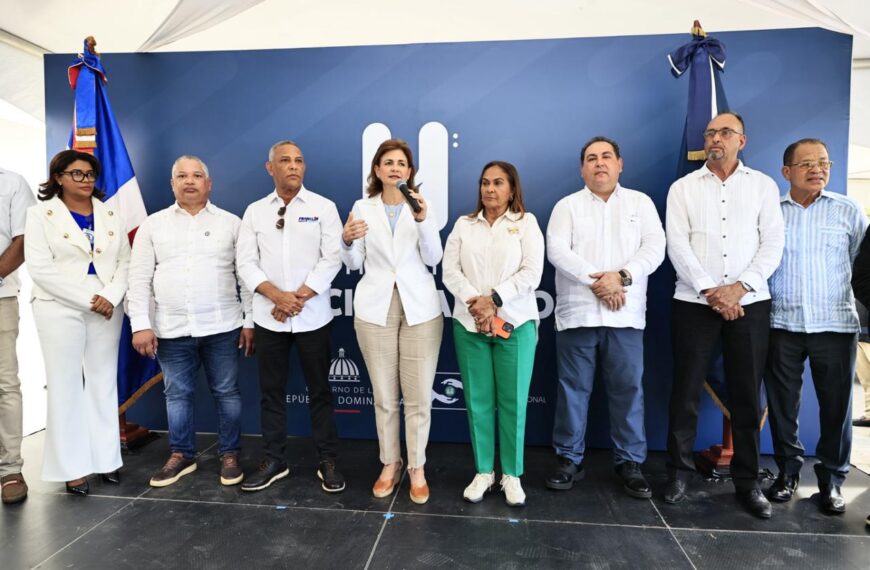 Vicepresidenta deja en funcionamiento dos obras de salud en Monte Plata y Arenoso