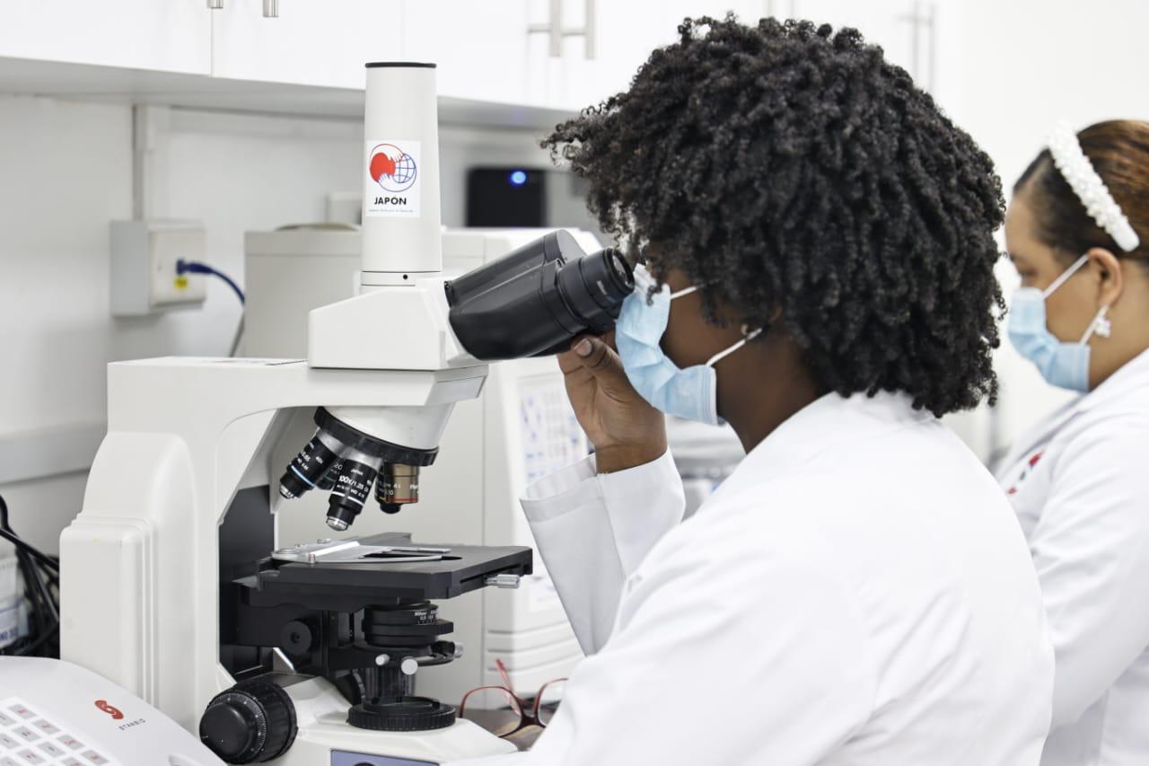 Lee más sobre el artículo Bioanalistas hacen posible más de 80 millones pruebas de laboratorio en la Red Pública