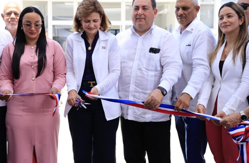 Vicepresidenta deja en funcionamiento dos obras de salud en Laguna Salada, Mao