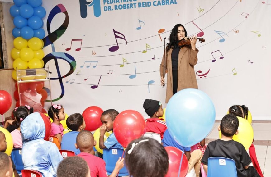 Violinista Aisha Syed lleva música y esperanza a niños del Robert Reid Cabral